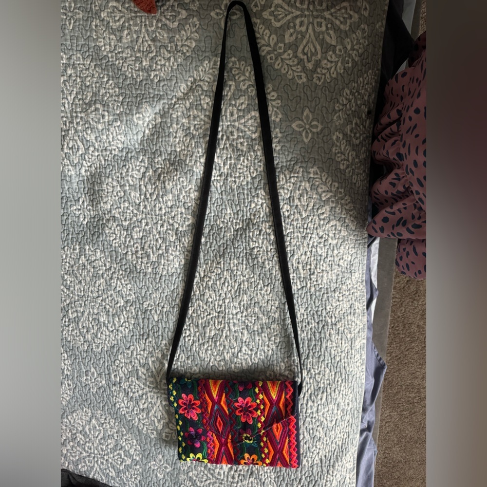 Fun, multicolor, vibrant purse, cross body. Snap closure in front! - Picture 2 of 9